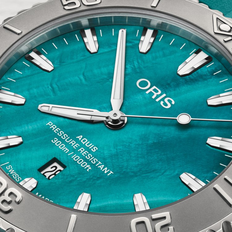 ORIS AQUIS DATE NEW YORK HARBOR Limited Edition || Automatic Turquoise Rubber Strap & Complimentary Metal Bracelet
