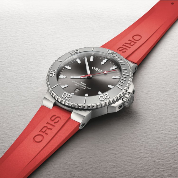 ORIS AQUIS DATE RELIEF Automatic Red Rubber Strap