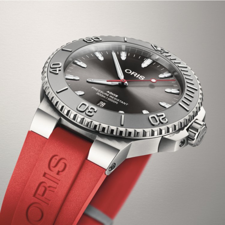 ORIS AQUIS DATE RELIEF Automatic Red Rubber Strap