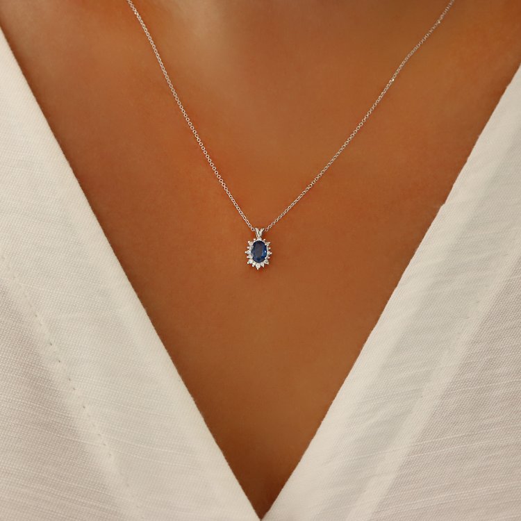 DIAMOND JOOLS Kολιέ Ροζέτα σε Λευκό Χρυσό 18Κ με Ζαφείρι & Διαμάντια