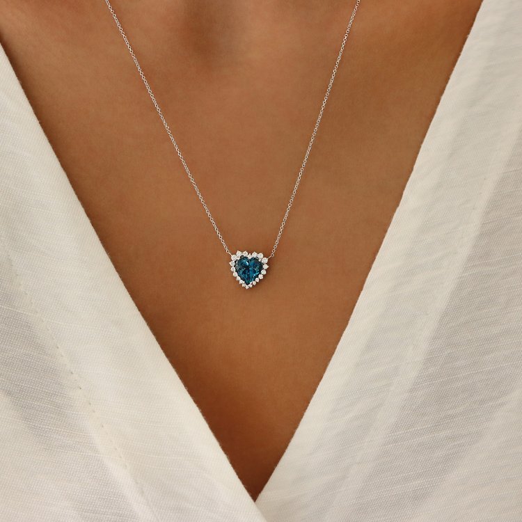 DIAMOND JOOLS Κολιέ Ροζέτα σε Λευκό Χρυσό 18Κ με Ζαφείρι & Διαμάντια