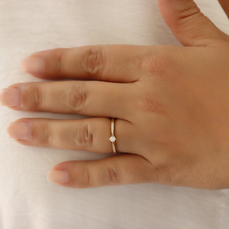 DIAMOND JOOLS Μονόπετρο Δαχτυλίδι σε Κίτρινο Χρυσό 18Κ με Διαμάντια