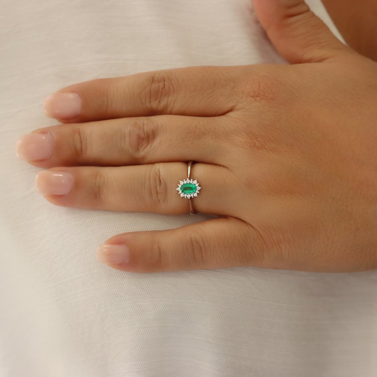 DIAMOND JOOLS Δαχτυλίδι Ροζέτα σε Λευκό Χρυσό 18Κ με Σμαράγδι & Διαμάντια