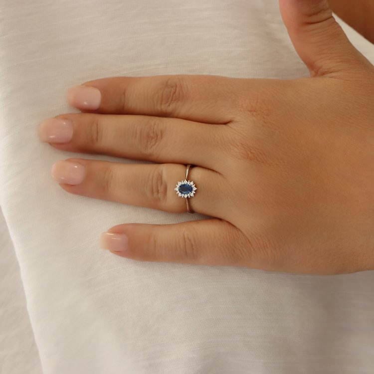 DIAMOND JOOLS Δαχτυλίδι Ροζέτα σε Λευκό Χρυσό 18Κ με Ζαφείρι & Διαμάντια