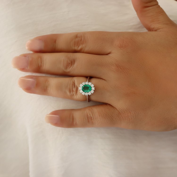 DIAMOND JOOLS Δαχτυλίδι Ροζέτα σε Λευκό Χρυσό 18Κ με Σμαράγδι & Διαμάντια