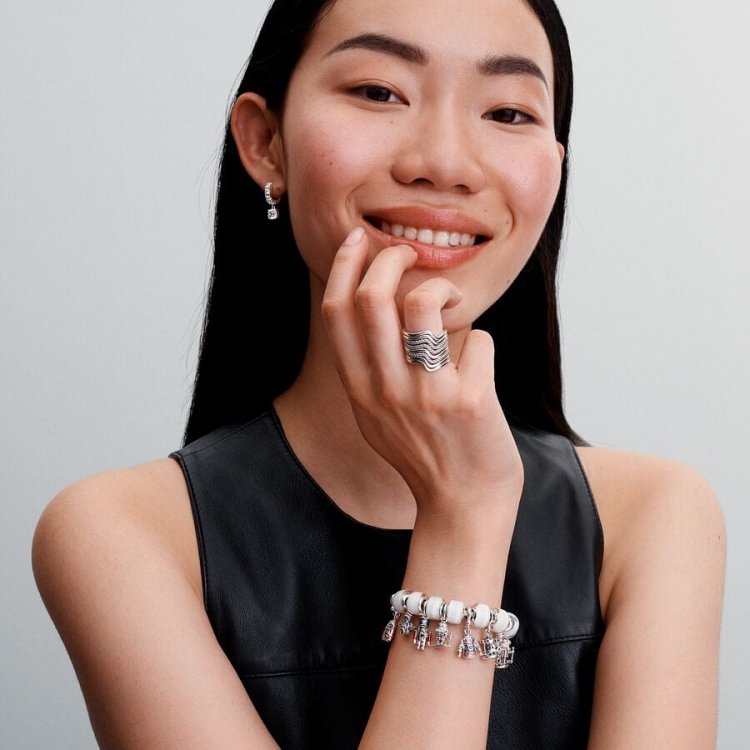 PANDORA MOMENTS Κρεμαστό Σύμβολο με Χριστουγεννιάτικο Πουλόβερ