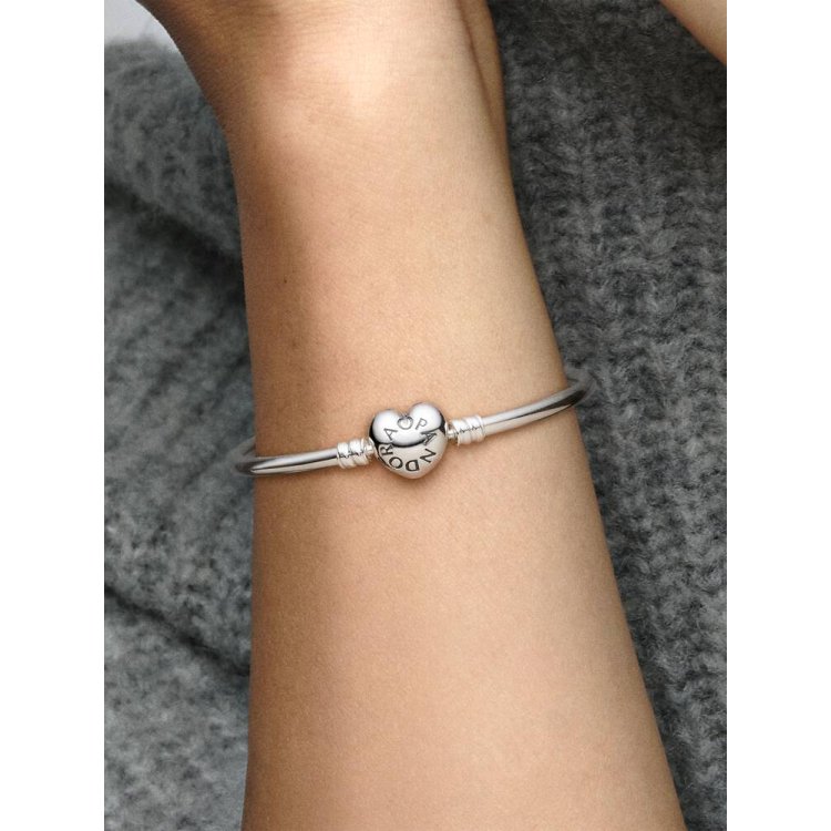 PANDORA ΜΟΜΕΝΤS Βραχιόλι-Χειροπέδα με Κούμπωμα σε Σχήμα Καρδιάς και Λογότυπο Pandora