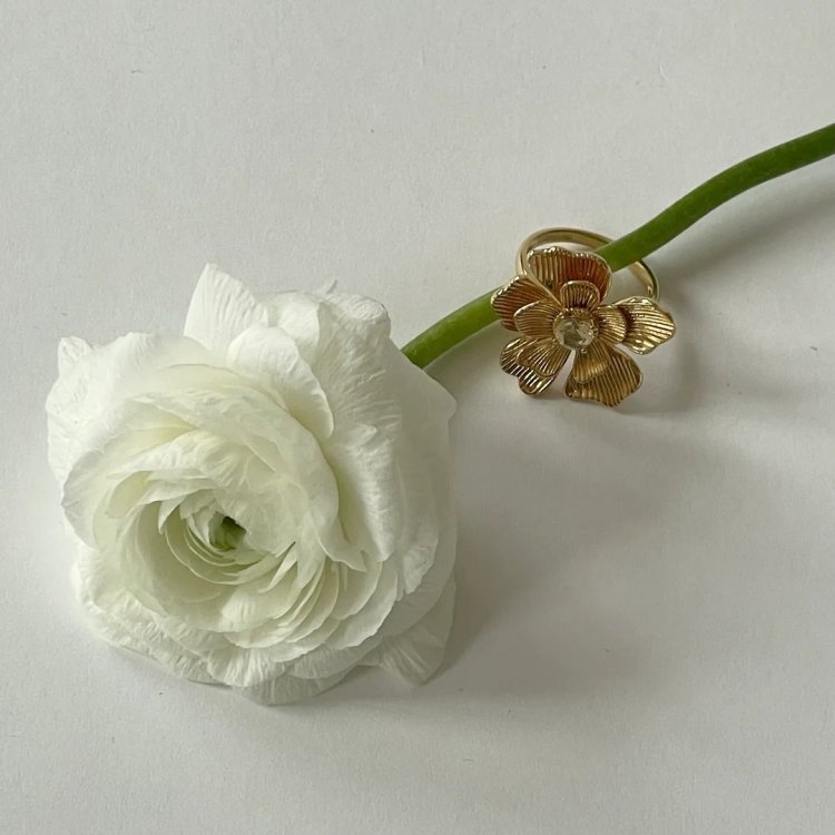 24KAE Flowershaped Statement Ring with Green Stone