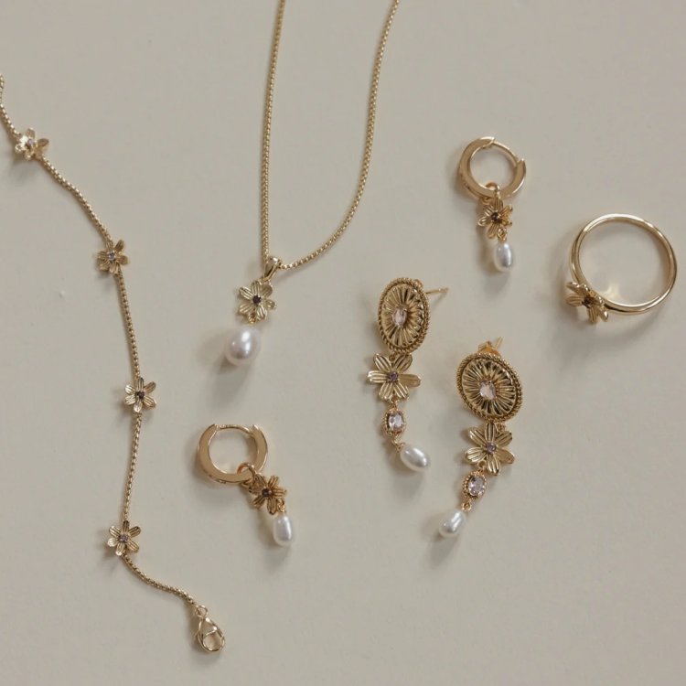 24KAE Earrings with Flower and Sweetwater Pearl