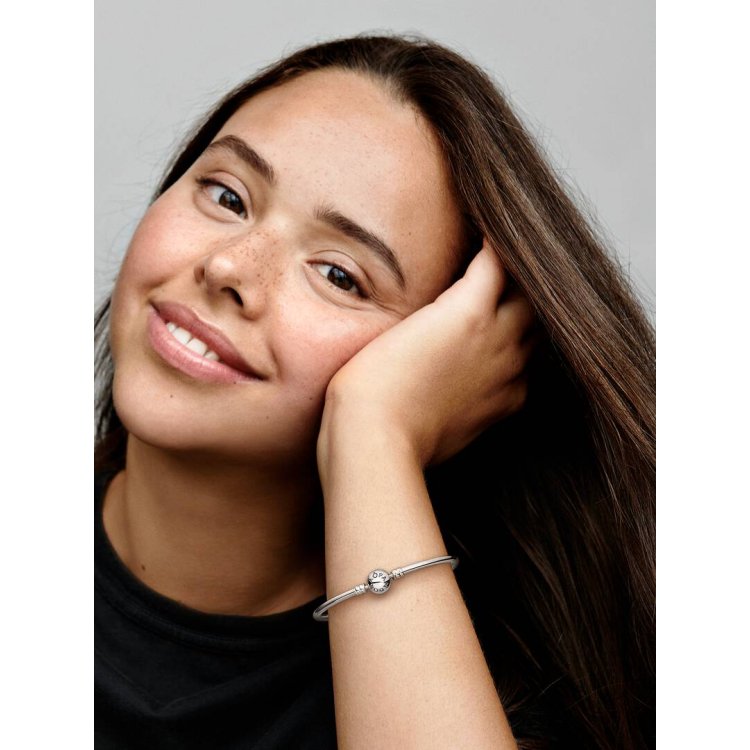 PANDORA MOMENTS Βραχιόλι-Χειροπέδα με Κούμπωμα Λογότυπο