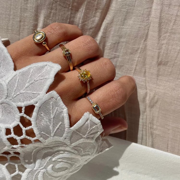 24KAE Classic Ring with Oval Shaped Pearl