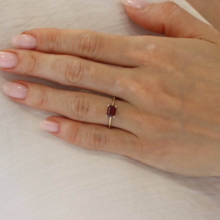 Μονόπετρο Δαχτυλίδι σε Κίτρινο Χρυσό 14Κ με Γρανάτη