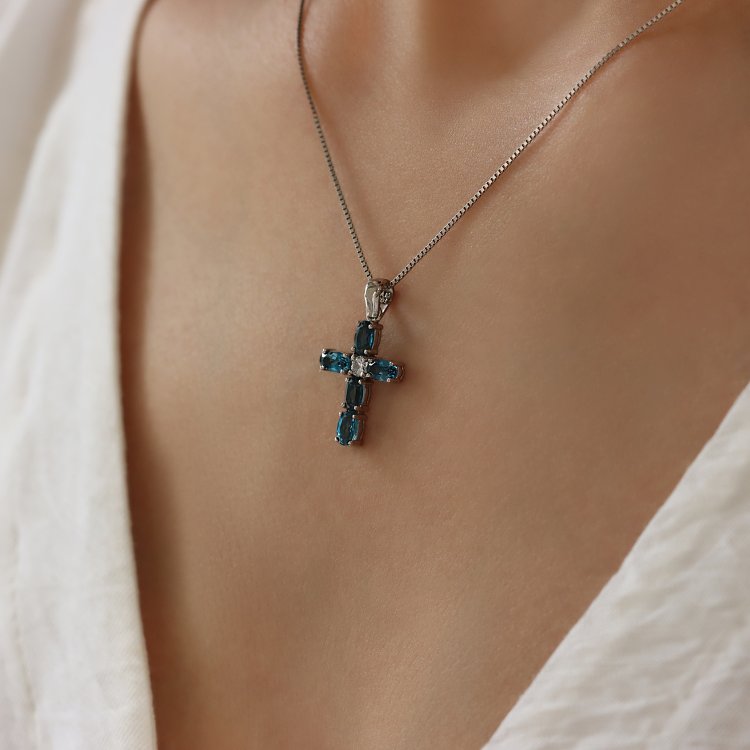 Σταυρός σε Λευκό Χρυσό 14Κ με Τοπάζ & Ζιργκόν